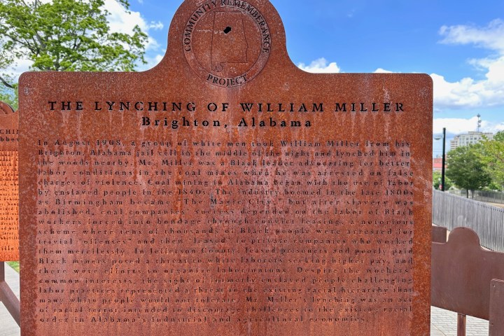 Rust-colored plaque with text about William Miller's 1908 lynching in Brighton, Alabama.